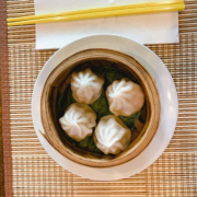 Small Juicy Steamed Pork Buns (4 Pcs) 鲜肉小笼包（4只）